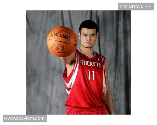 姚明凭借超强臂展完成精彩进球展现篮球巨星风范