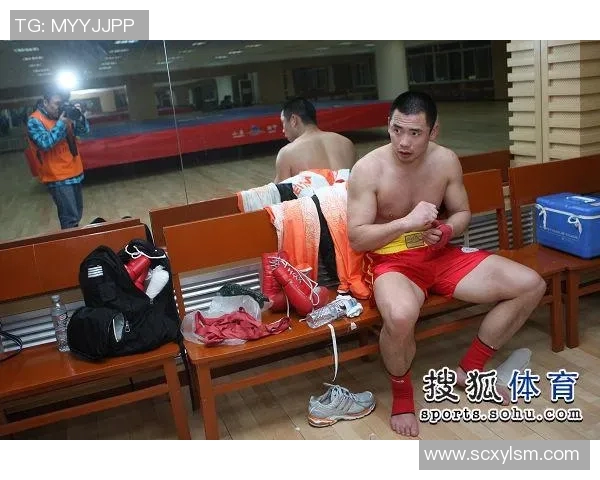 泰森与足球明星亲密合影展现运动精神与友谊的完美结合