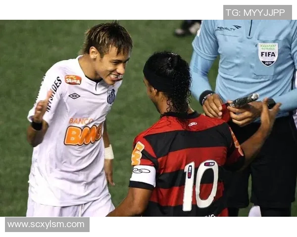 黑衣人悄然现身足球赛场与明星球员的奇妙互动揭秘